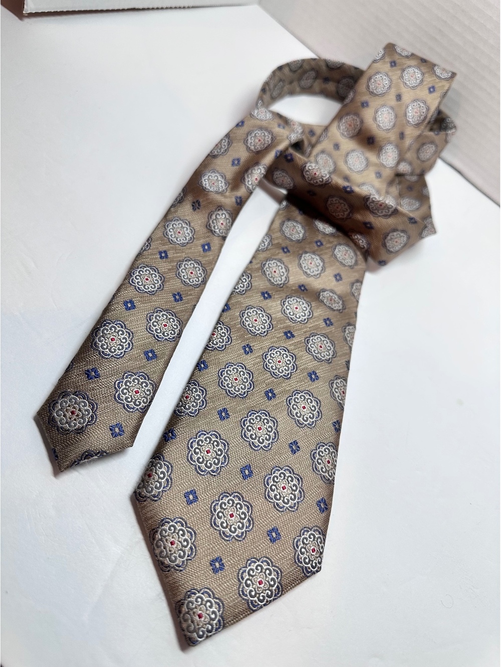 Vintage Countess Mara Floral Pattern Biege Blue Ton 100% Silk Tie